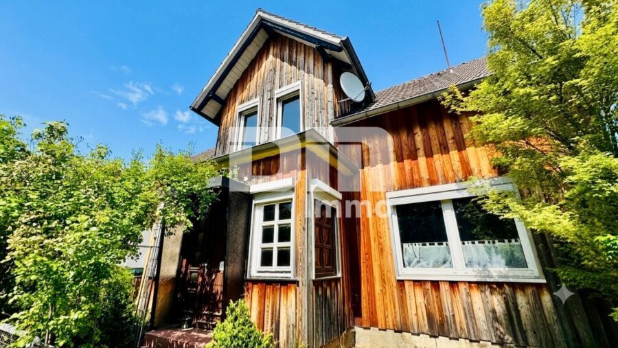 Charmantes Einfamilienhaus/Resthof mit viel Platz, modernisierter Technik und idyllischem Garten - Frontansicht Wohnhaus